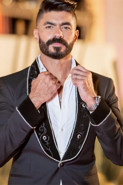 الفنان المصري خالد سليم يرتدي "جاكيتًا" مطرزًا بالألماس سعره مليون دولار